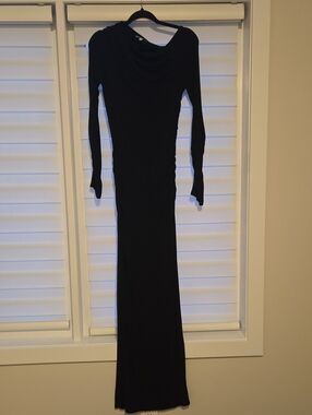 Sleek Black Long-Sleeve Maxi Dress